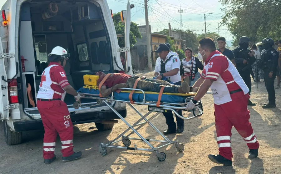 El infortunado recibió varios impactos de bala en la cabeza cuando caminaba en la colonia José López Portillo de Tehuantepec; falleció en el hospital.