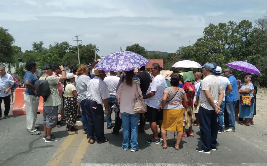 Los vecinos instalaron un bloqueo para presionar a las autoridades a abrir las bombas.