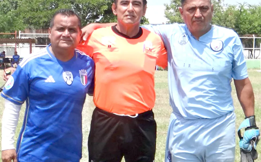 El árbitro Alberto Gómez flanqueado por los capitanes de Tlacotepec y Charangueros.