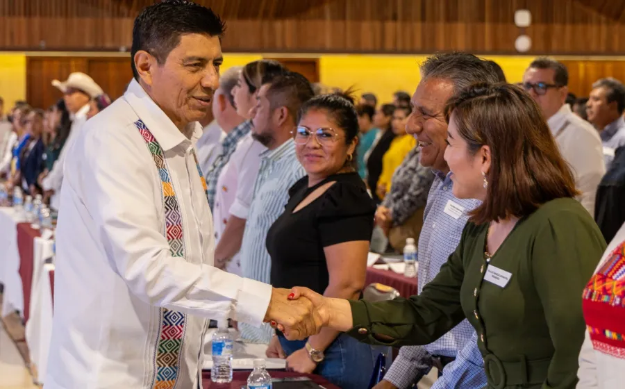El mandatario oaxaqueño inauguró la jornada de capacitación para autoridades municipales electas.