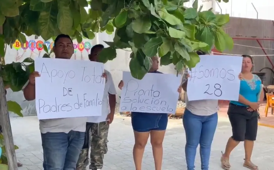 Un grupo de padres de familia mantiene tomada la escuela.