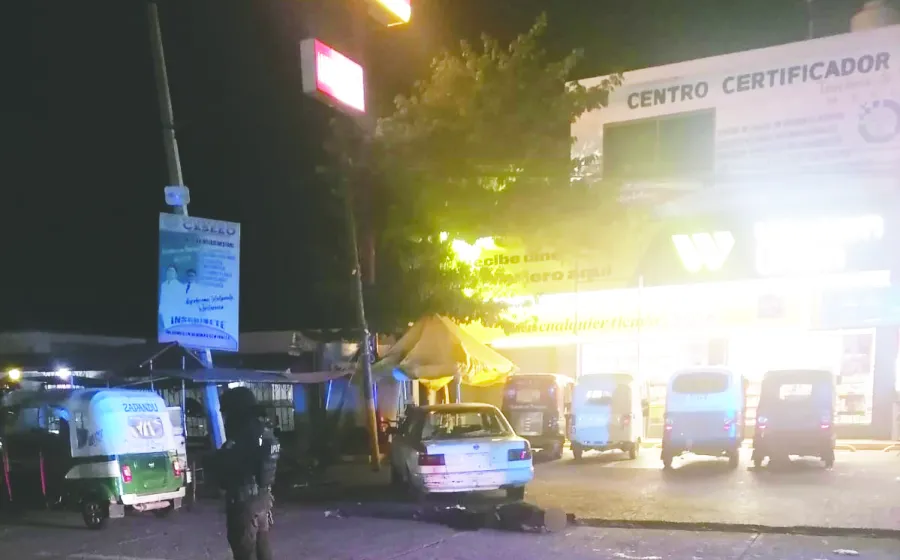 El grupo de personas se encontraba frente a la tienda Oxxo, ubicada en el crucero.