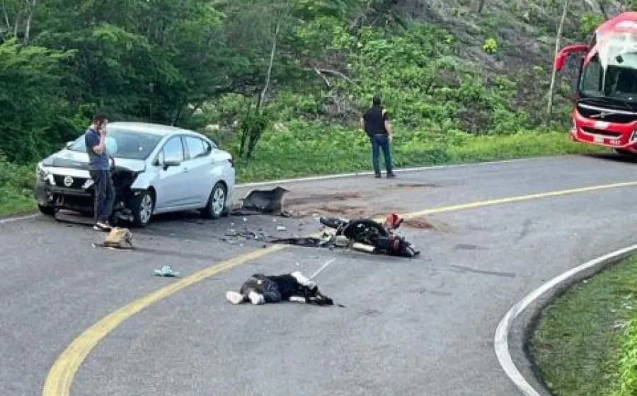 El conductor del automóvil permaneció en el sitio del percance.