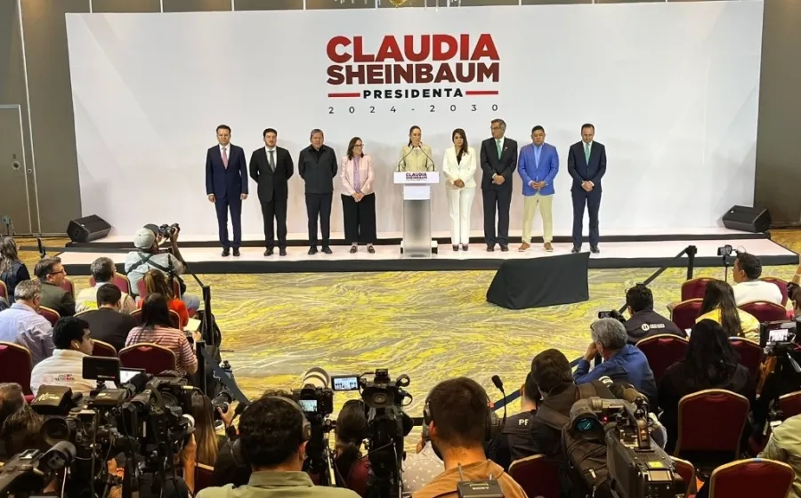 Claudia Sheinbaum, presidenta electa, tras su reunión con gobernadoras y gobernadores de Aguascalientes, Coahuila, Durango, Nuevo León, San Luis Potosí, Tamaulipas, Veracruz y Zacatecas. Foto: Agencias