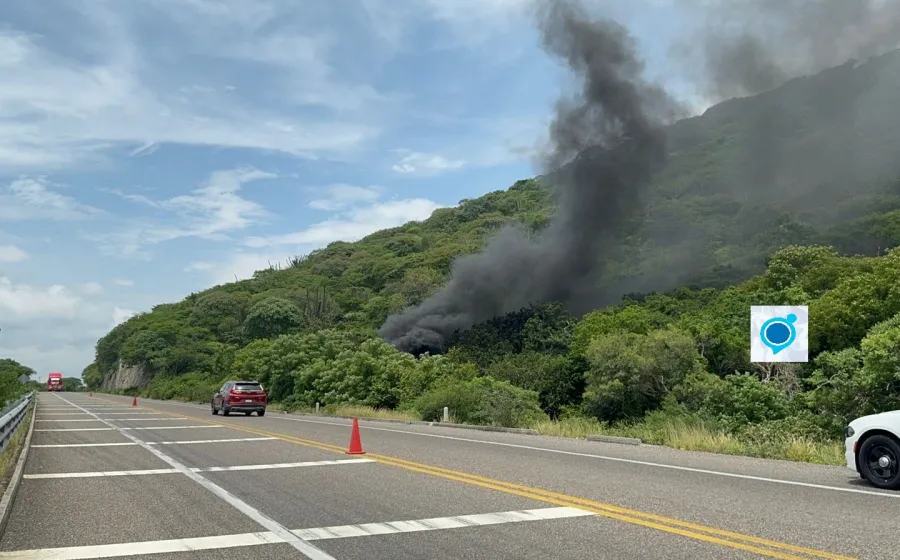 Bomberos de Juchitán sofocaron el fuego.