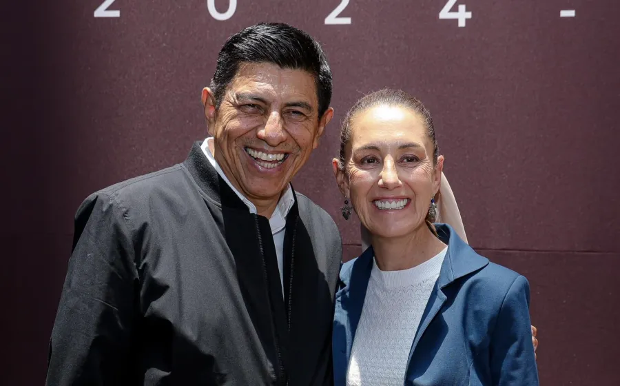 Salomón Jara Cruz felicitó a Claudia Sheinbaum Pardo por recibir la constancia que la acredita como Presidenta electa de la Republica Mexicana. Foto: Cortesía.