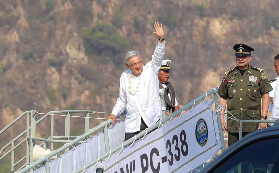 amlo_rompeolas_saludo