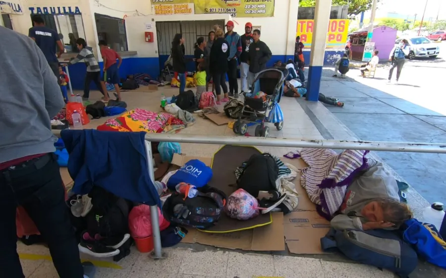 migrantes_saturan_terminal