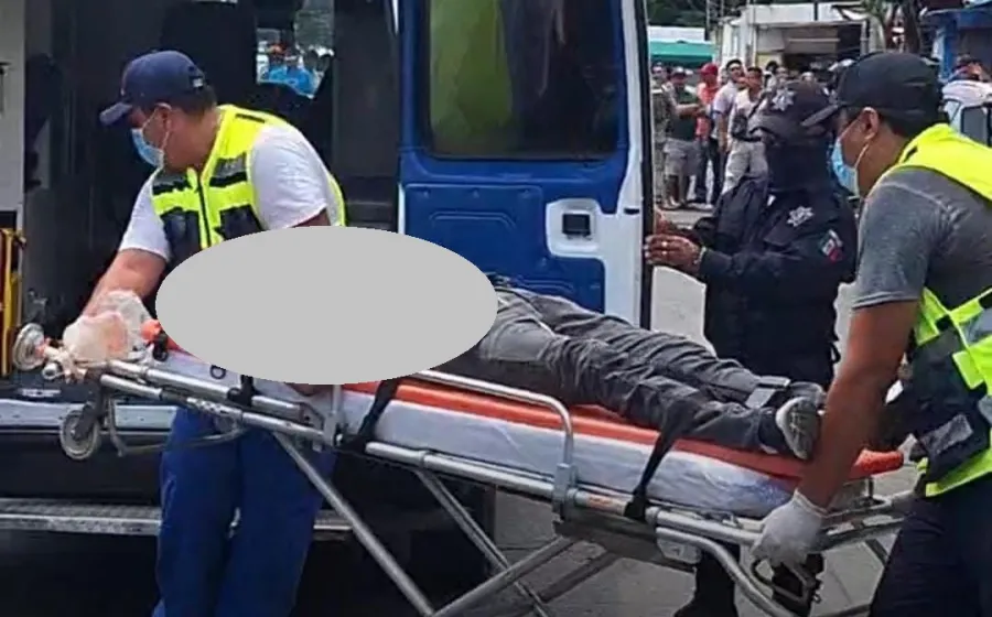 El ataque, se presume, iba dirigido al masculino que cayó tras recibir un disparo en la cabeza. 