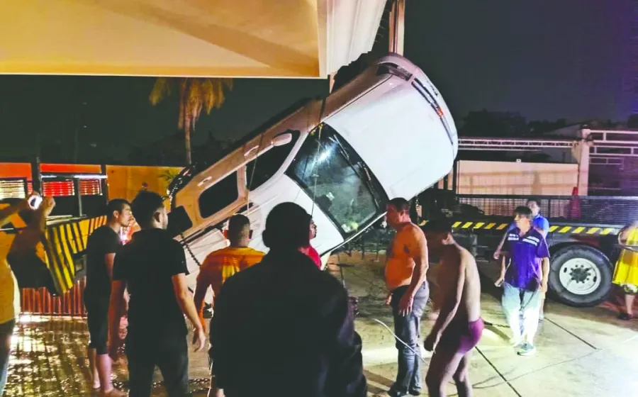 El vehículo fue rescatado cerca de la media noche del sábado. 