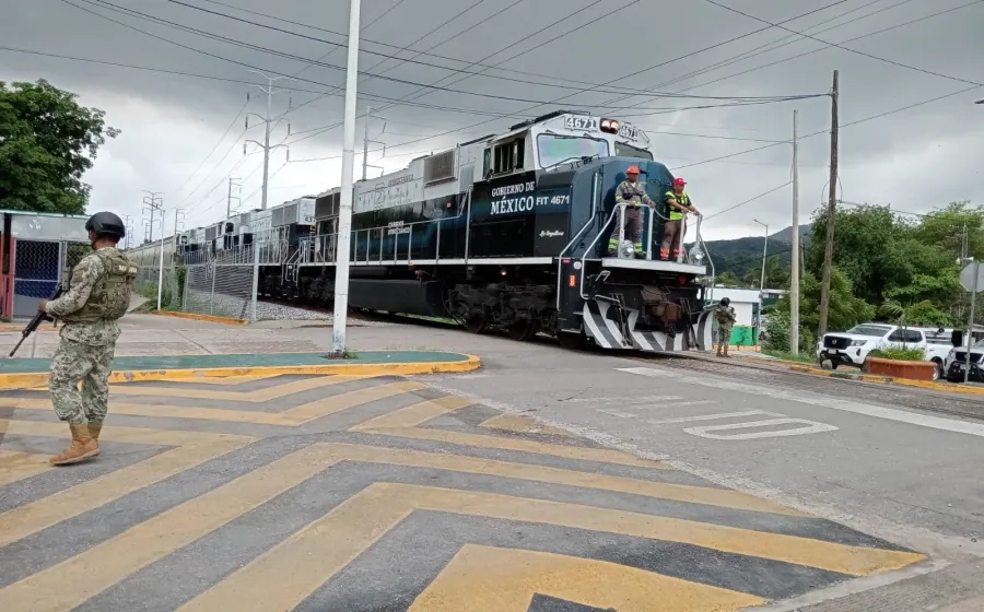 Tres locomotoras y 45 tolvas graneleras movieron el grano de Salina Cruz hacia Chinameca. 