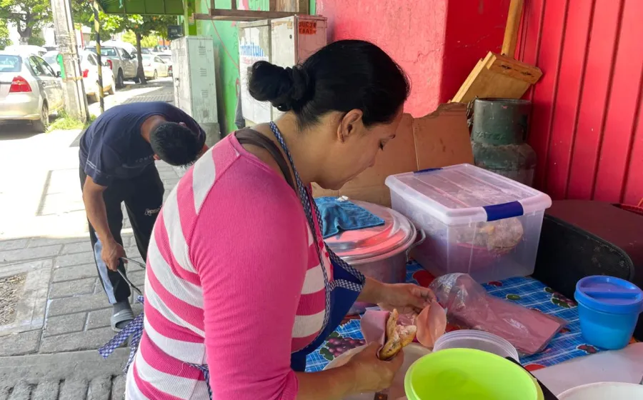 Prepara comida tradicional venezolana que le compran otros que, al igual que ella, emigraron.
