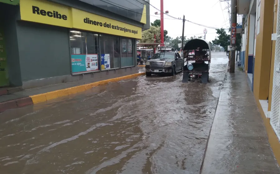 Aunque el nivel del agua ha descendido; las calles se mantienen con lodo y basura. 