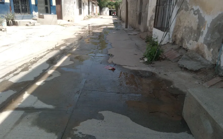 En Tehuantepec hay escasez de agua... aun así se desperdicia por las incontables fugas.