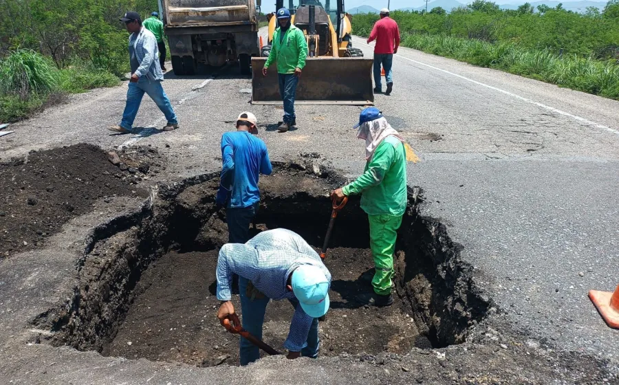 El enorme agujero que ponía en riesgo a automovilistas se encontraba en el tramo Niltepec – Guamol.