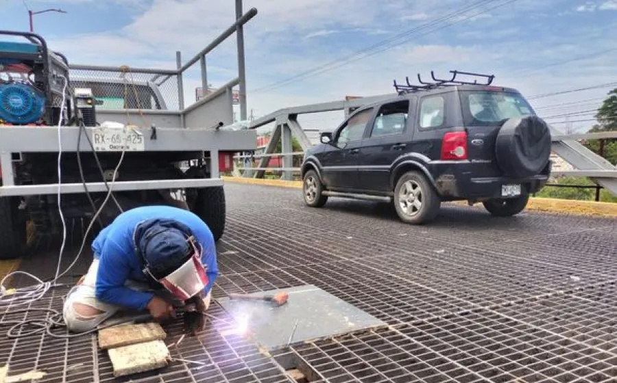 La reparación del puente, asegura la autoridad municipal, es competencia de la Secretaría de Infraestructura, Comunicaciones y Transportes (SICT).