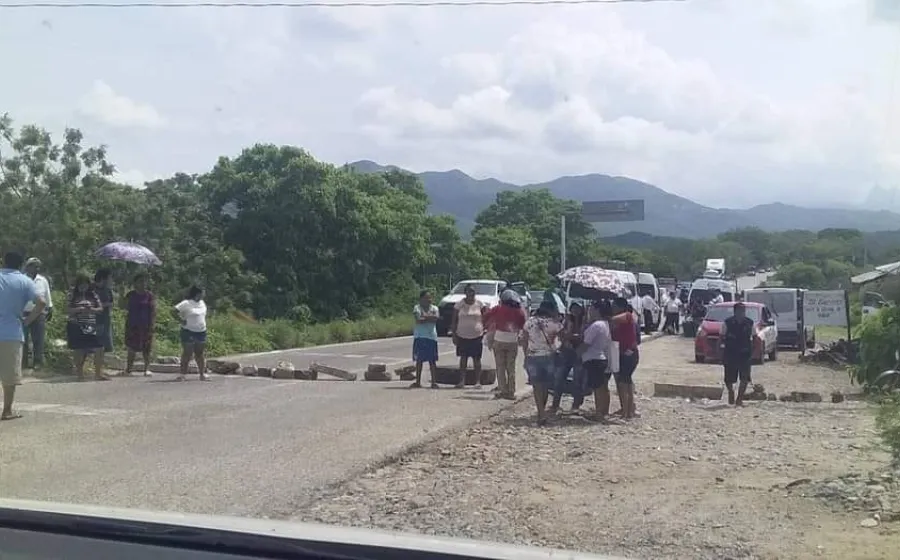 Los tutores bloquearon dos puntos en la región; quieren que los vales sean entregados en sus centros educativos. Foto: Sol De La Costa.