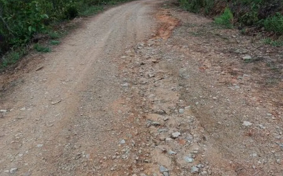 Advierten que las lluvias podrían causar mayor deterioro a los caminos. 