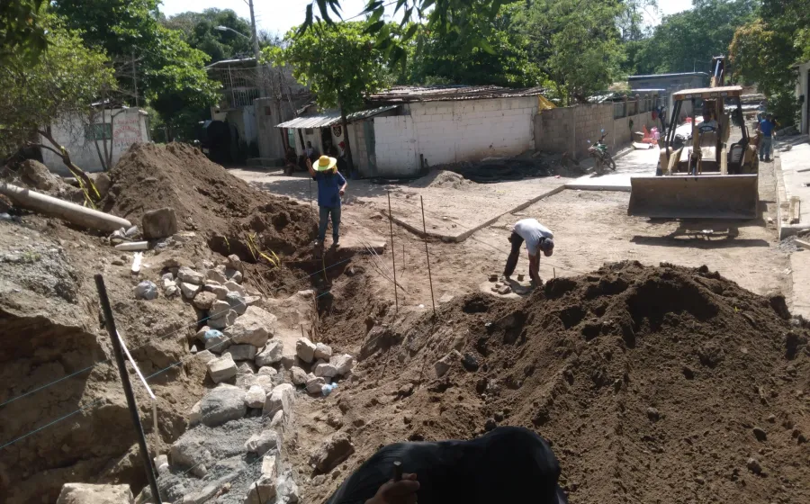 La empresa Dainzú es la encargada de las obras de drenaje en el centro de la ciudad de Tehuantepec.