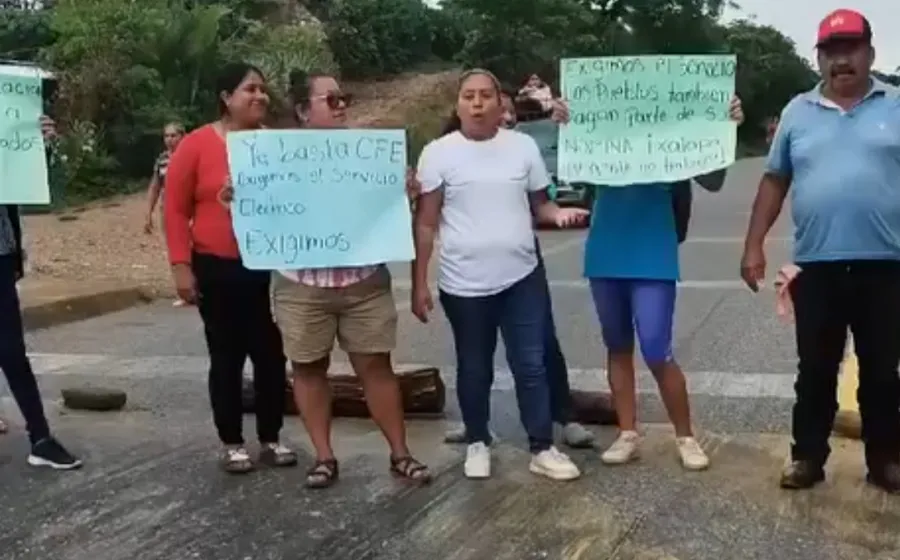 Pobladores de Nuevo Ubero optaron por bloquear la vía federal, derivado de la presunta falta de atención por parte de la CFE. Foto: Captura de pantalla.