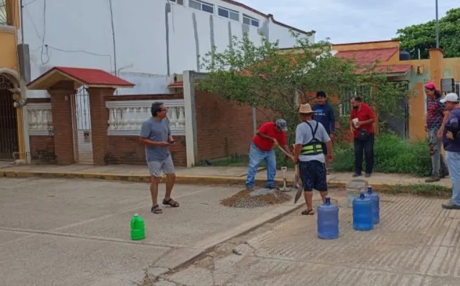 Los vecinos se organizaron para arreglar sus vialidades.