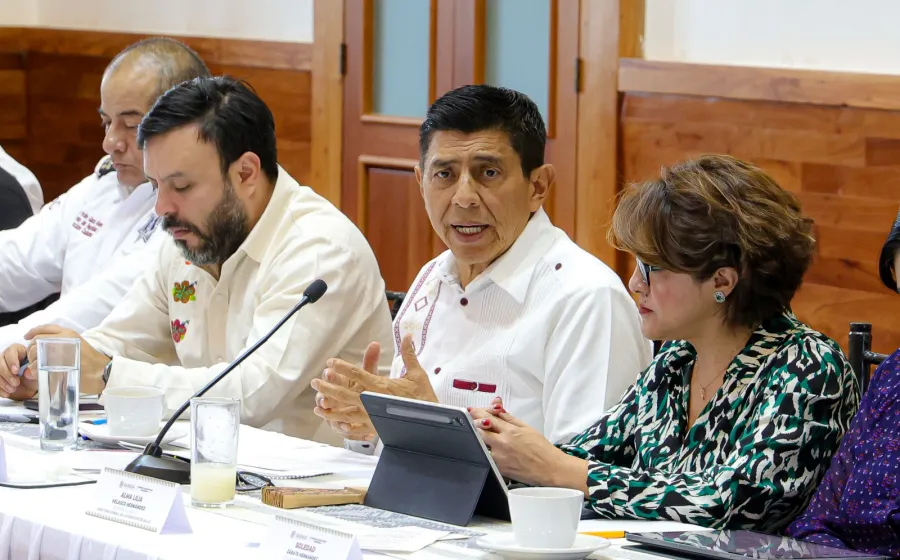 El gobernador Salomón Jara sostuvo una reunión con integrantes de su gabinete y ediles de Valles Centrales. 