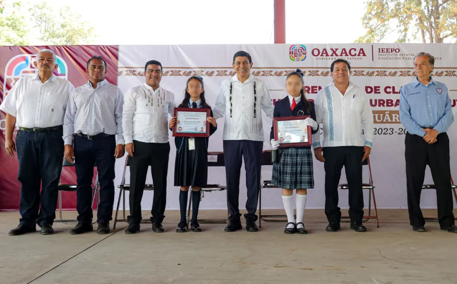 El Gobernador Salomón Jara rememoró las hazañas vividas, junto a generaciones anteriores en esta emblemática escuela. Foto: Cortesía.