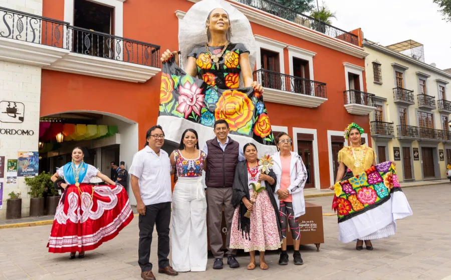 Las piezas develadas corresponden a mujeres que portan trajes tradicionales de las regiones de Oaxaca. Foto: Cortesía. 