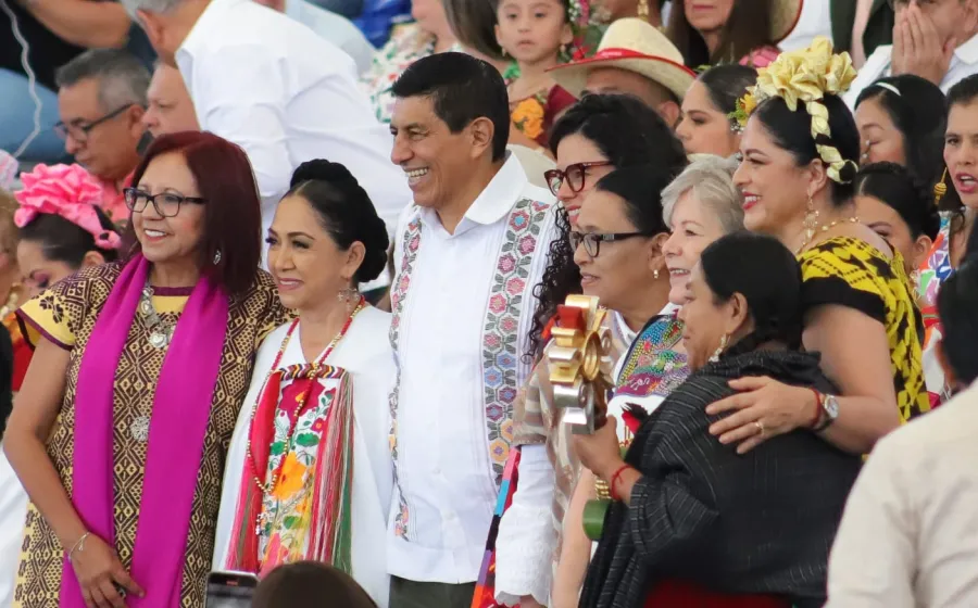 El Gobernador y su esposa durante el primer Lunes del Cerro. 