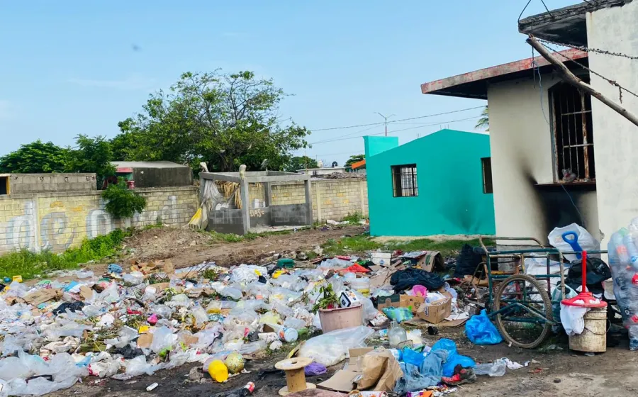 Aumentan las quejas por la ocupación de espacios y sobre todo, por la basura que generan y los desperfectos que causan.