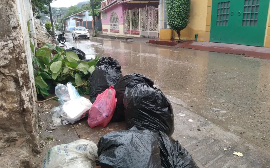 Bolsas de basura "adornan" las calles de Tehuantepec. 