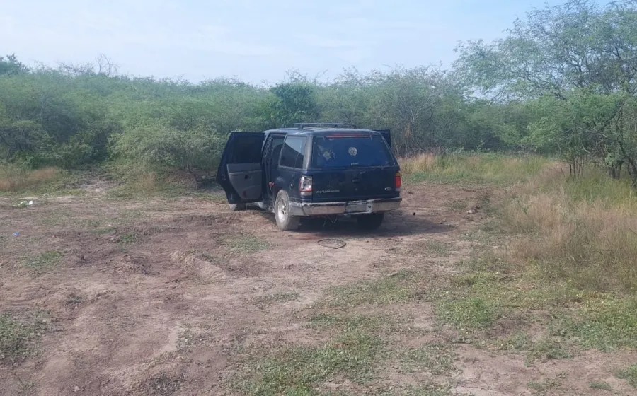 El vehículo con los 4 cadáveres fue encontrado a 100 metros de un tráiler abandonado, el cual tenía reporte de robo. 