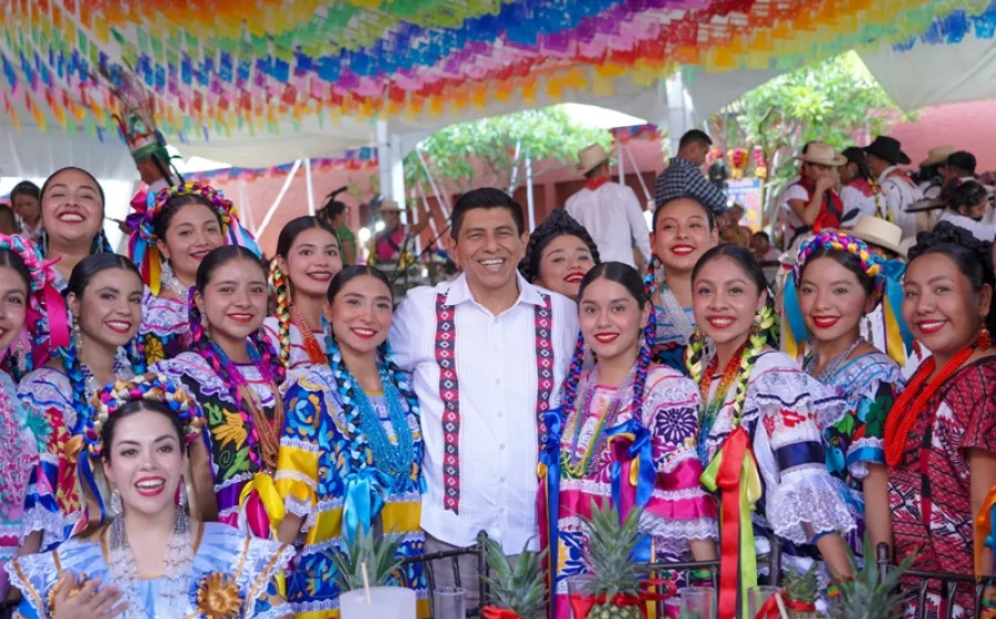 El Gobernador Salomón Jara Cruz y la Presidenta Honoraria del Sistema DIF Oaxaca, Irma Bolaños Quijano, acompañaron a la Diosa Centéotl, Juana Hernández López en la Comida de la Hermandad. 