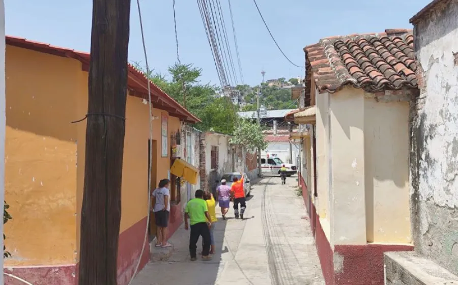 En el callejón El Faro del barrio Laborío, un cable de luz hizo corto circuito que alcanzó a un trabajador de embotelladora de agua.