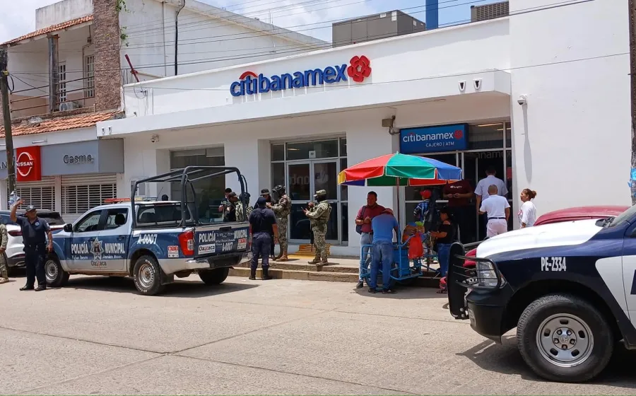 Una persona se desmayó por la impresión del asalto, sin embargo, Protección Civil no pudo ayudarla, porque el personal del banco cerró las puertas tras el atraco.
