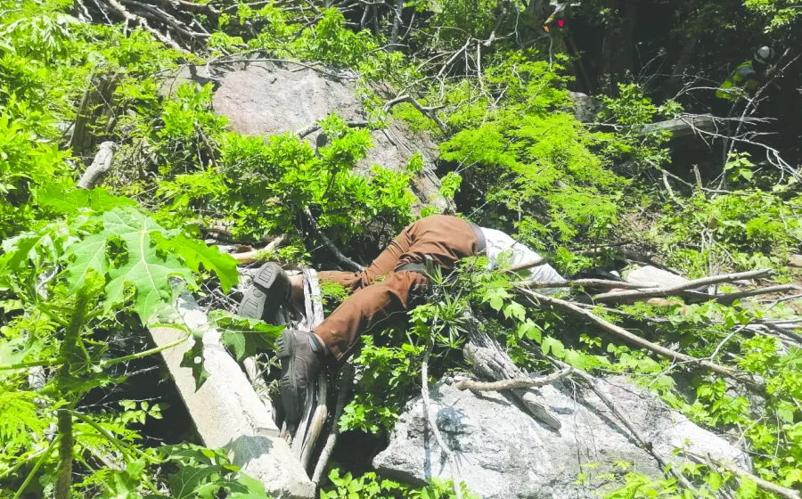 El cuerpo de Juan Luis quedó en entre rocas y maleza.