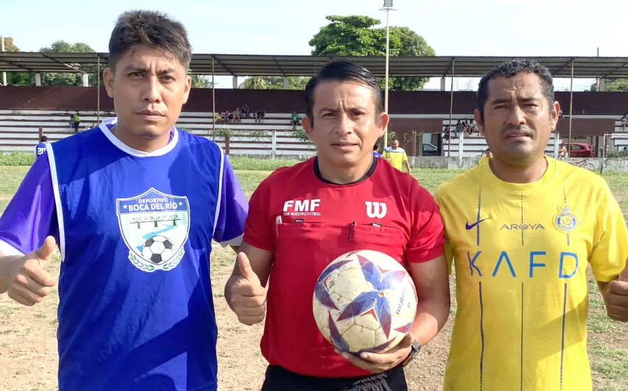 Carlos Regalado el árbitro con los capitanes de Cruz Verde y Sección Siete.