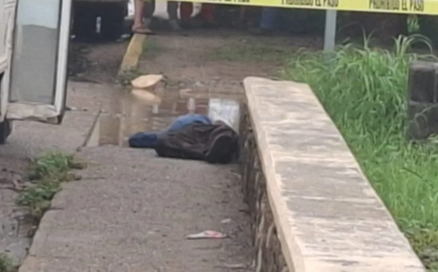 El cuerpo sin vida del malogrado sujeto quedó sobre la vía pública. 