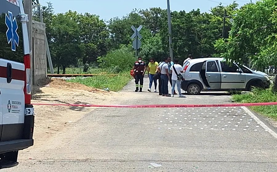 El lugar fue acordonado por elementos policíacos; una ambulancia llegó también al sitio.