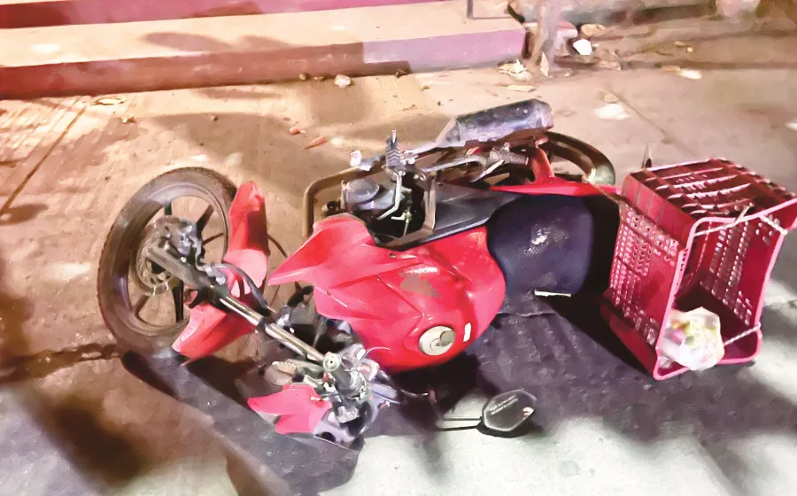 La víctima tripulaba una motocicleta al momento del ataque. 