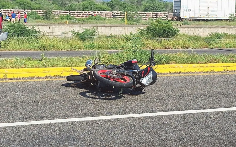 La moto quedó como mudo testigo de la tragedia.