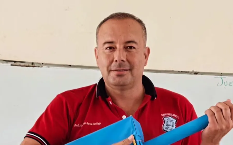 El maestro Fernando G. S., impartía clases en la secundaria "21 de Marzo" de Santiago Ixtaltepec.
