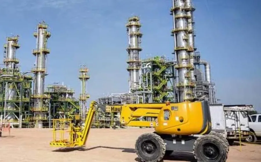 Maquinaria pesada utilizada al interior de la refinería de Salina Cruz. 