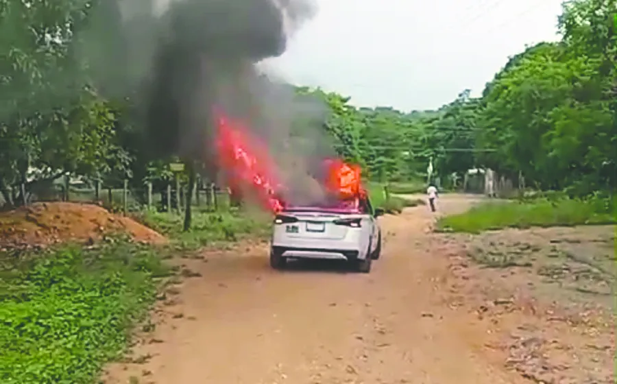 El fuego consumió en su totalidad al vehículo de alquiler.