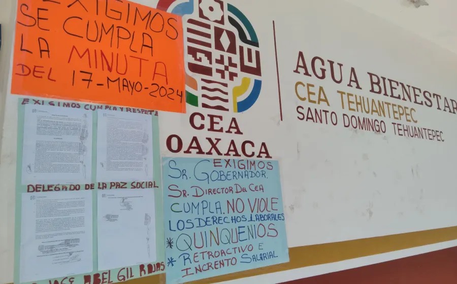 Un grupo mantiene una protesta desde hace dos semanas; el otro grupo trabaja de manera normal.