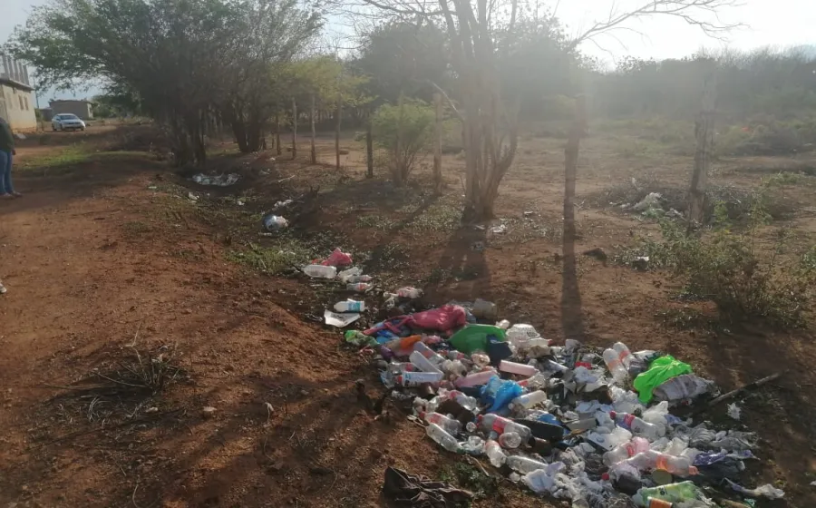 Así lucen las calles de la comunidad tehuana: repletas de desechos.