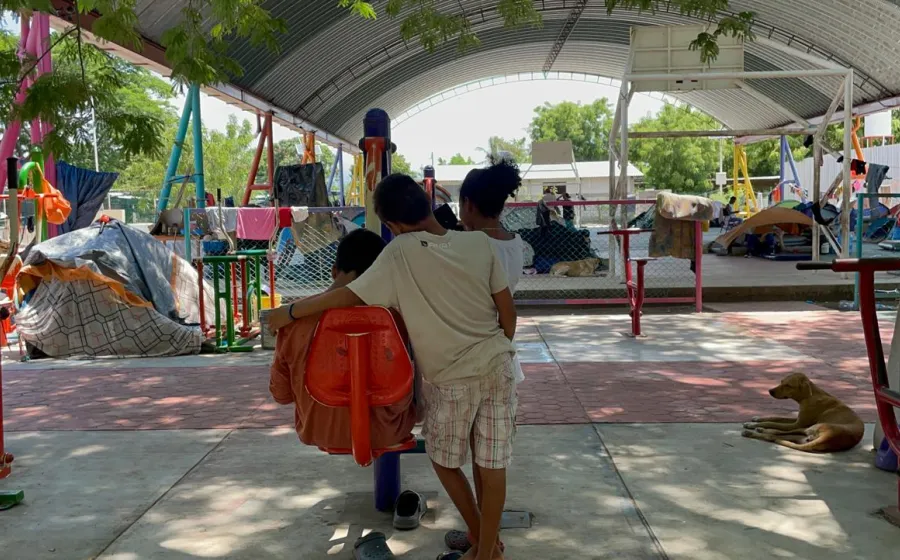 Los niños migrantes también reciben instrucción académica. 