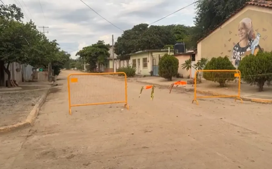 Los vecinos están molestos porque para pavimentar la calle ellos cooperaron; ahora el pavimento se ha deteriorado por el paso de camiones pesados.