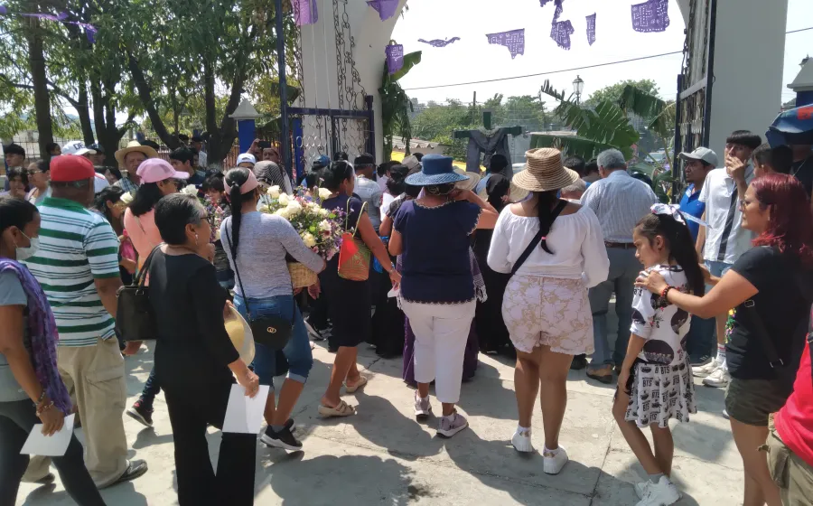 Fieles católicos preservan sus tradiciones en Tehuantepec. 