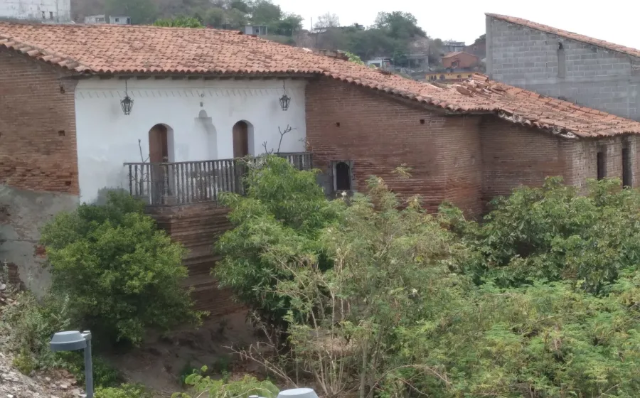 La casa está construida sobre un terreno irregular cerca del río Tehuantepec y es de una planta. 